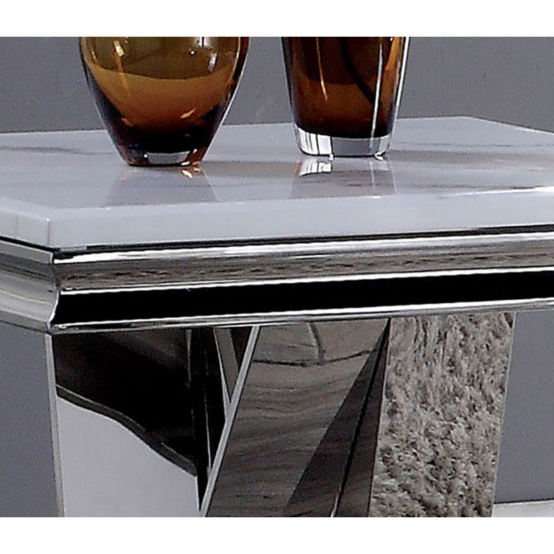 Table de bout Modern Glam avec plateau en faux marbre et base en V en acier inoxydable, facile à nettoyer et élégante