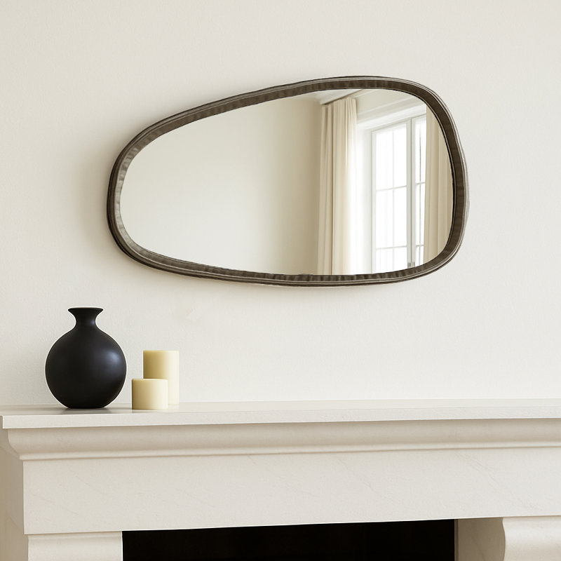 Miroir mural décoratif avec cadre en métal texturé Nikolas Asymmetric, 17 po x 30 po, Doré
