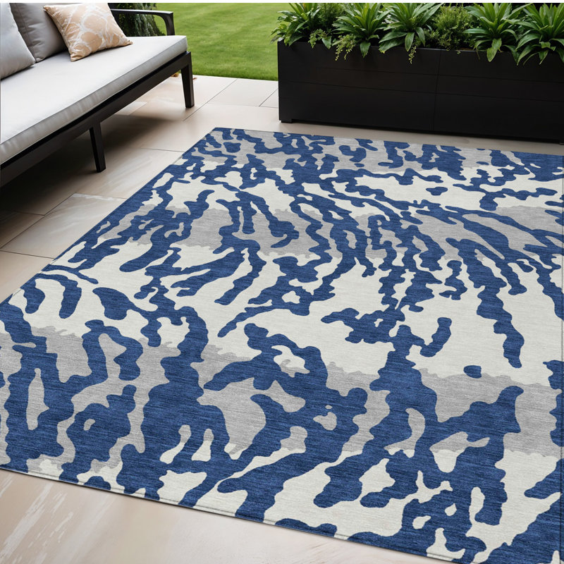Tapis extérieur lavable à motif animalier bleu marine et gris ivoire 5 pi x 8 pi