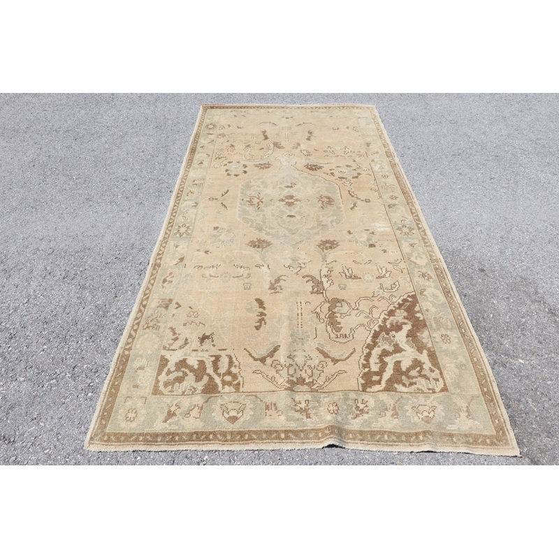 Tapis turc fait à la main en beige avec des motifs floraux bleus et bruns parfaits pour un thème de décoration vintage