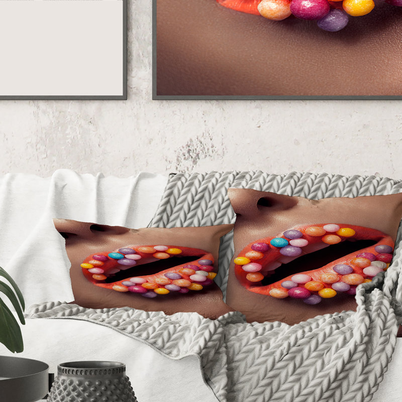 Gros plan sur la housse de coussin et le coussin rectangulaire Creative Make up on Lips avec Lolipops