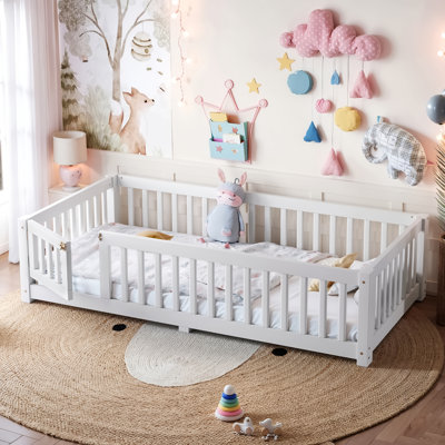 Lit simple avec garde-corps et porte pour enfants