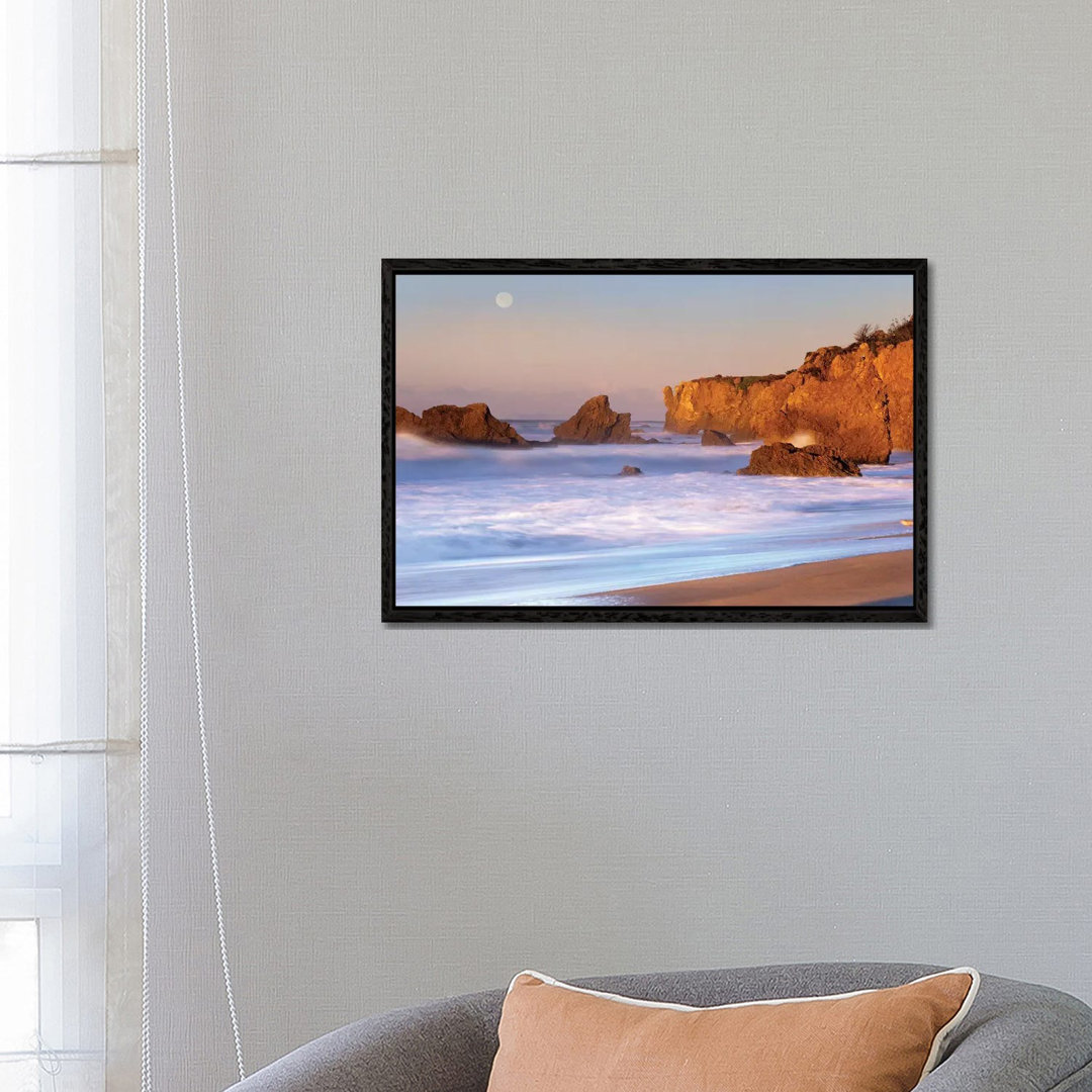 Schornsteine und Vollmond am El Matador Beach, Kalifornien