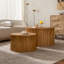 Ensemble de tables basses vintage cylindriques emboîtables avec texture gaufrée verticale, finition naturelle pour le salon ou le bureau.
