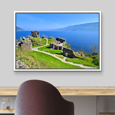 Magnifique paysage de ruines du château d'Urquhart le long du Loch Ness, Écosse