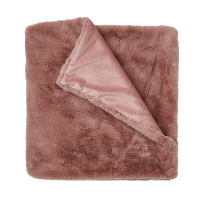 Plaid Splendid Riley en fausse fourrure et satin, 127 x 152 cm, quartz rose