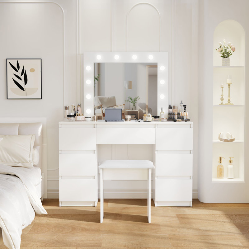Grandes tables de coiffeuse blanches avec miroir et lumière