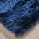 Tapis bleu foncé touffeté à la main