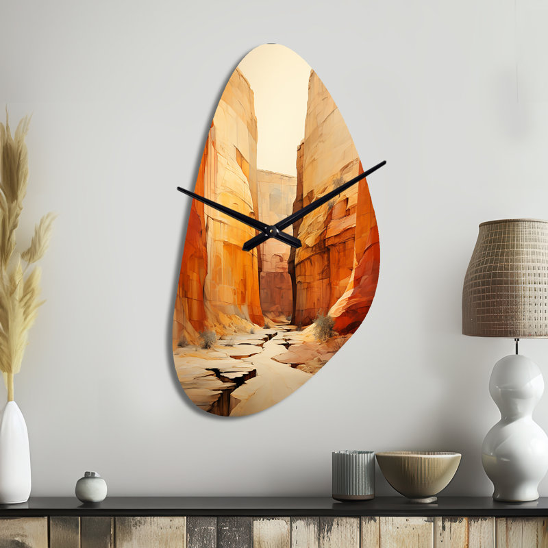 Horloge murale asymétrique en métal Shepperson Bold Landscape Canyon Desert V - Forme irrégulière, Moyenne