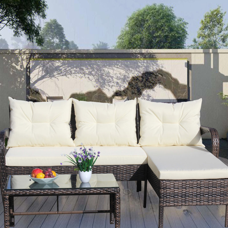 Ensemble de patio 3 pièces pour terrasse extérieure : canapé d'angle avec coussins beiges confortables et table basse pratique avec porte-revues. Meuble : - 2 places, méridienne.