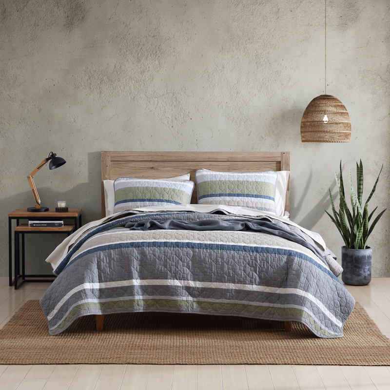 Arrowhead Cotton Reversible Quilt Set, King Quilt + 2 King Shams, Khaki/Navy