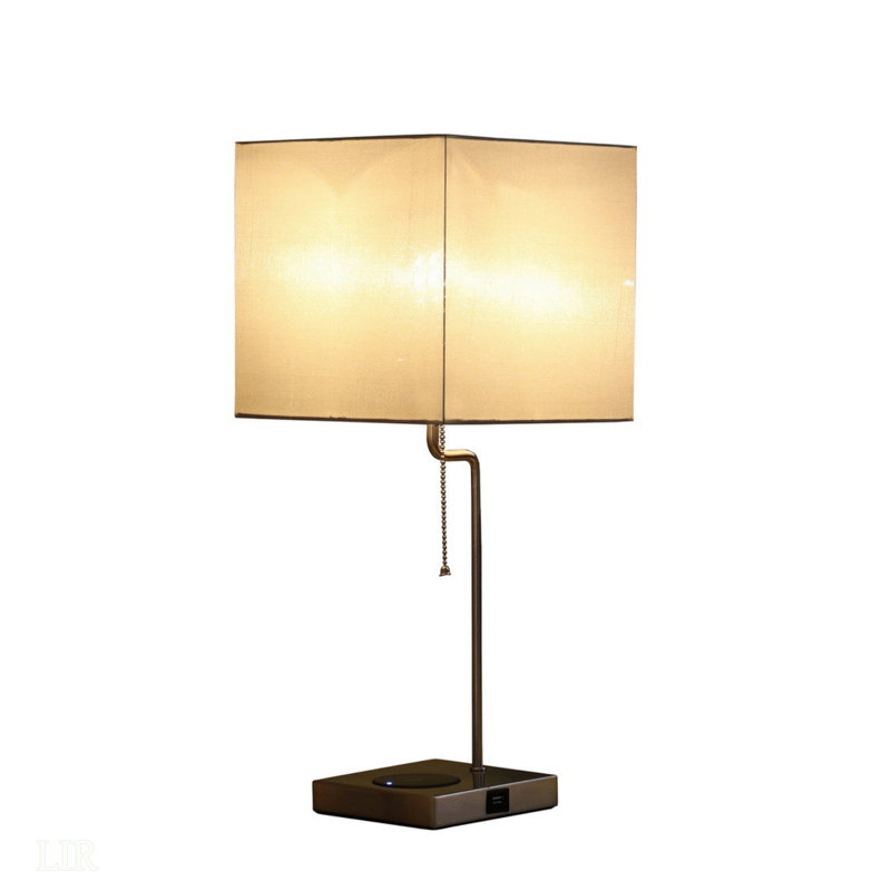 Lampe de table carrée 21,5 pouces avec station de charge Aston