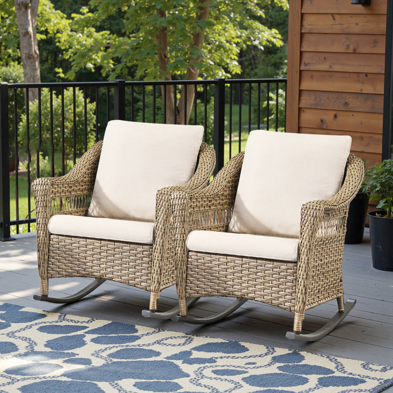 Chaise berçante d'extérieur à dossier haut avec coussins Quirama, Coussin blanc / cadre brun clair