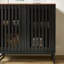 Armoire avec porte grillagée à lattes rayées, armoire de style moderne, panneau de fibres à densité moyenne de haute qualité et pieds en métal