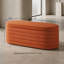 Repose-pieds contemporain arrondi avec repose-pieds ovale et siège de rangement en tissu. Le bout du tabouret avec mécanisme de charnière sécuritaire est idéal pour la chambre à coucher; Espace de vie; Foyer Orange éclatant