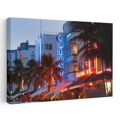 Hôtel éclairé au crépuscule dans une ville, Miami, Comté de Dade, Floride, États-Unis, Palmier abstrait, paysage, art