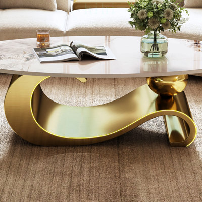 Élégante table basse ovale en faux marbre avec plateau en pierre frittée résistante et piètement moderne en acier inoxydable doré