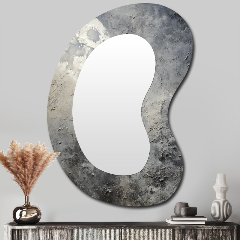Minimalisme gris lune surface IV - Tachisme moderne miroir mural aux formes asymétriques, 39 po x 28 po