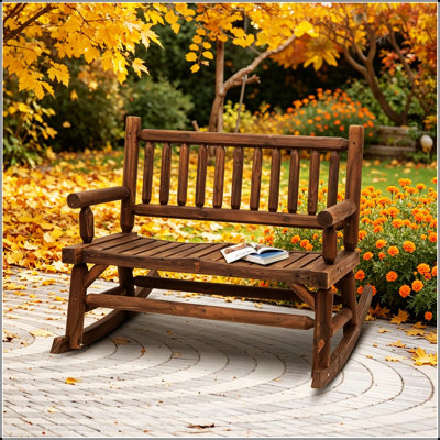 Chaise berçante classique en bois pour cour arrière, parfaite pour la détente et la décoration extérieure