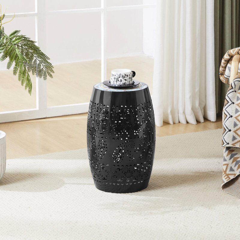 Table d'appoint 12 po - Noir | Accent de mosaïque intrigant avec plateau en carreaux de céramique et structure en fer, parfait pour différents endroits intérieurs comme le patio, la terrasse, les collations fonctionnelles, les boissons et la rouille des plantes