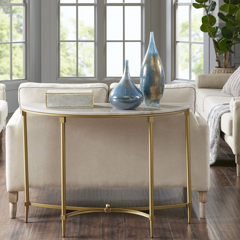 Table basse à plateau en marbre blanc avec pieds en métal doré - Décoration de salon glamour traditionnelle