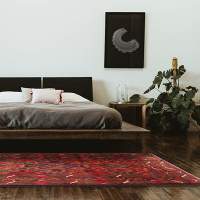 Tapis rouge foncé Teimani 4 pi 1 po x 6 pi 8 po