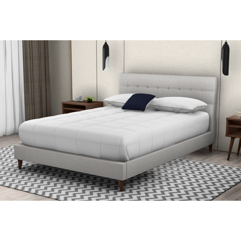 Très grand lit tapissier très grand avec 2 tables de chevet dans un abat-jour en pierre, 100% avec panneaux et portes à finition noyer, tables de chevet de taille beige, style de couleur, poignées de tablettes,