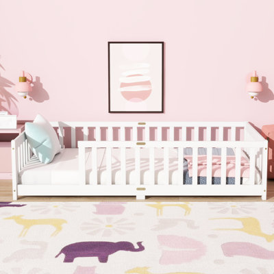 Lit simple en bois d'hévéa blanc avec clôture, polyvalent pour jouer et dormir, éléments fixes à structure solide, construction facile à monter, bien-être fonctionnel, matelas à 7 lattes renforcées