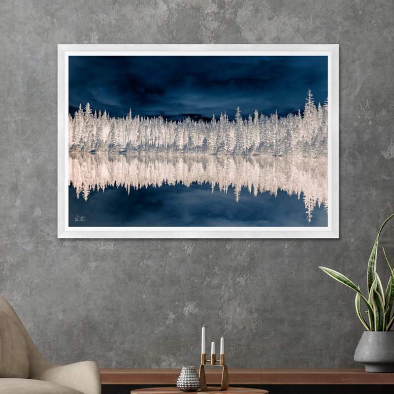 Paysage d'arbre réfléchissant indigo, H 35,5 po x l 54,75 po x P 1,5 po, Cadre blanc