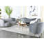 Chaise en velours gris avec accents dorés, salon confortable et élégant