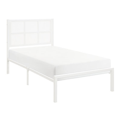 Tête de lit simple en simili-canne avec cadre en métal blanc pour créer une ambiance visuelle