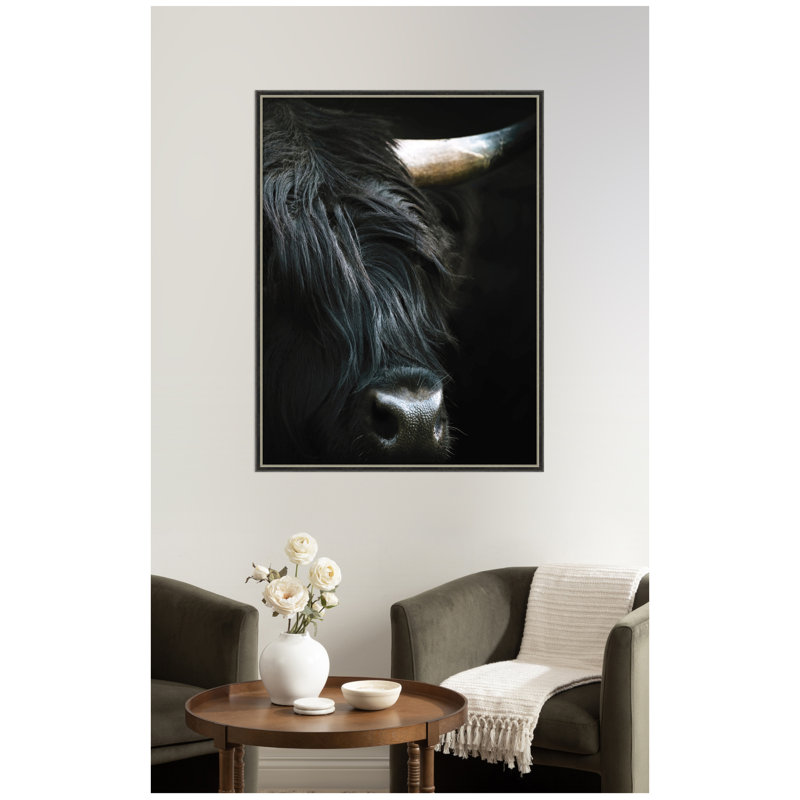 «Minimalist Black Highland Cow Close» par Michael Schauer, reproduction d'art encadrée