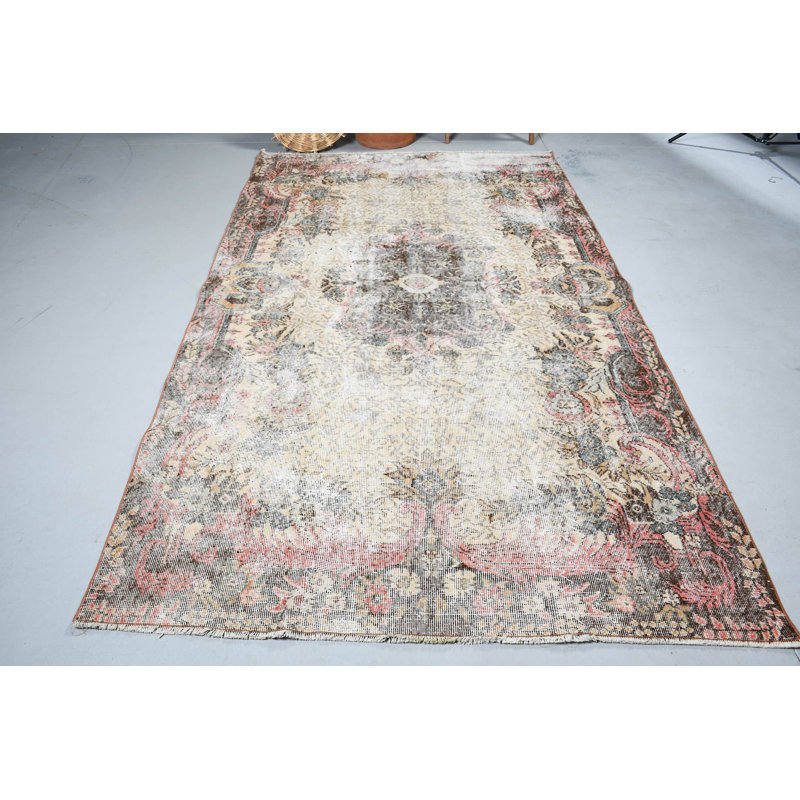Tapis turc floral antique idéal pour rehausser le décor de tout espace de vie grâce à son design unique