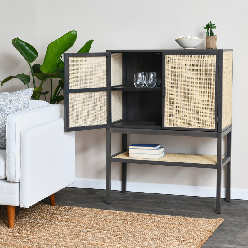 Armoire Boho en rotin et bois tissé avec 2 portes, 1 tablette et 4 compartiments de rangement intérieurs, Gris foncé