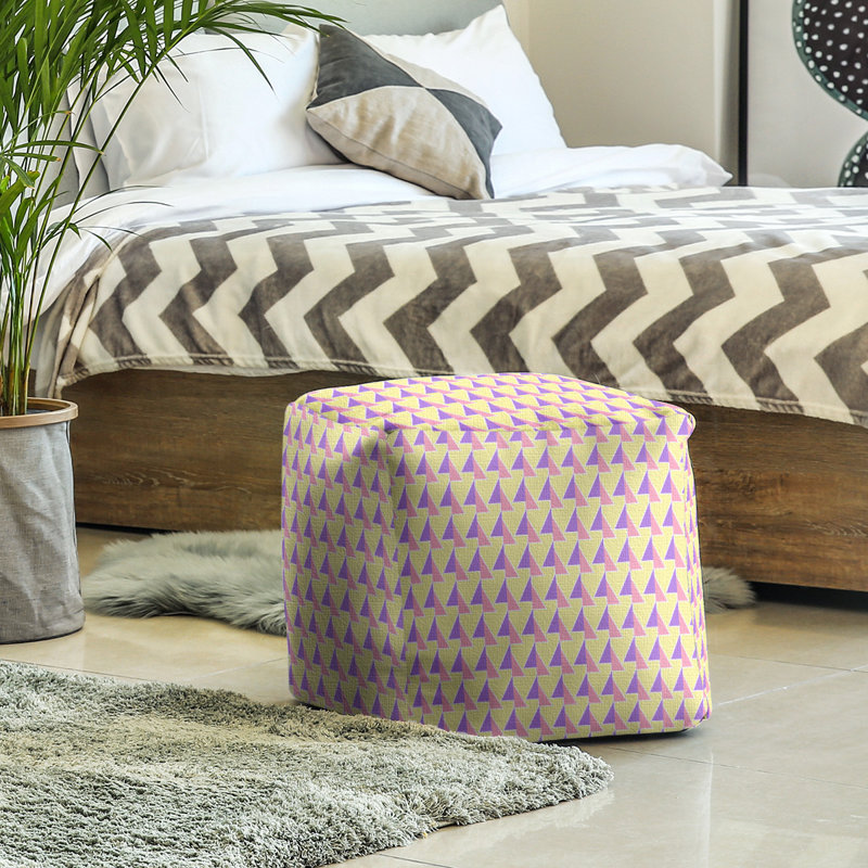 Repose-pieds cube à motif shifted arrows, H 13 po x l 13 po x P 13 po, Mauve jaune, rose