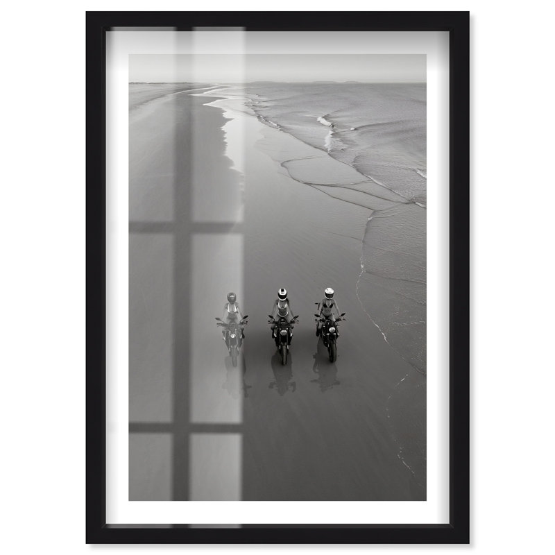 «Beach Bikers Shadowbox Print» par Notoriart, H 46 po x l 31 po, Noir