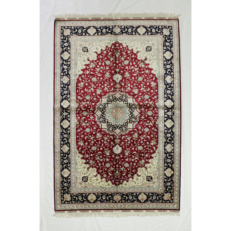 Tapis oriental en soie touffeté à la main 5 pi 2 po x 7 pi 10 po Hereke