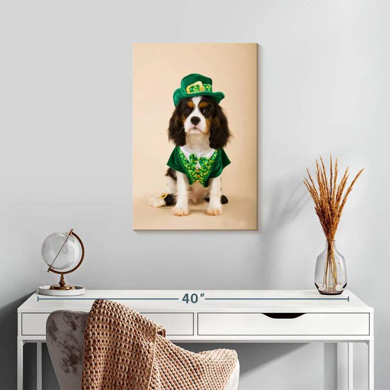 Chien en costume de lutin, H 24 po x l 16 po