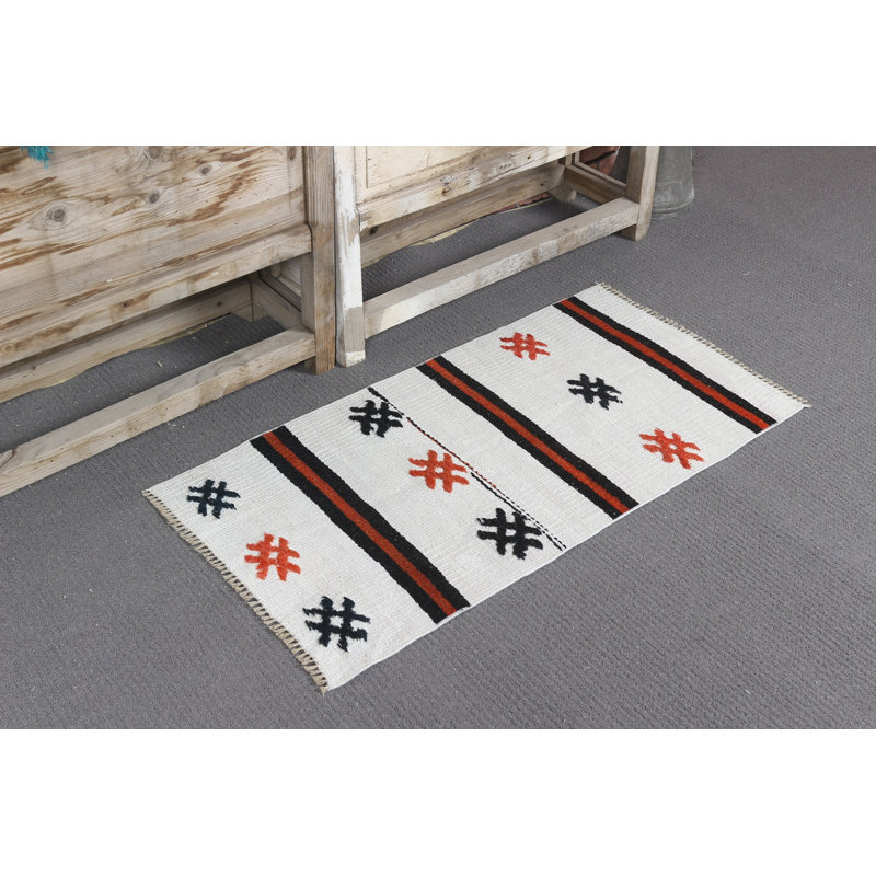 Antique Turkish-Inspired Patterned Hemp Rug Ideal For Small Spaces And As A Charming Door Mat In White