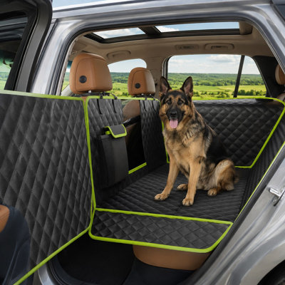 Mesurant 53,54 * 23,62 pouces, cette rallonge de siège arrière pour chien en cuir et en tissu se fixe à la vitre de la voiture pour une protection maximale du véhicule, utilise une construction imperméable et résistante aux égratignures et supporte jusqu'à 330 livres.