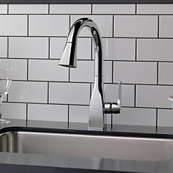 Mateo Pull Down Single Handle Kitchen Faucet with MagnaTite® Docking and Diamond Seal Technology