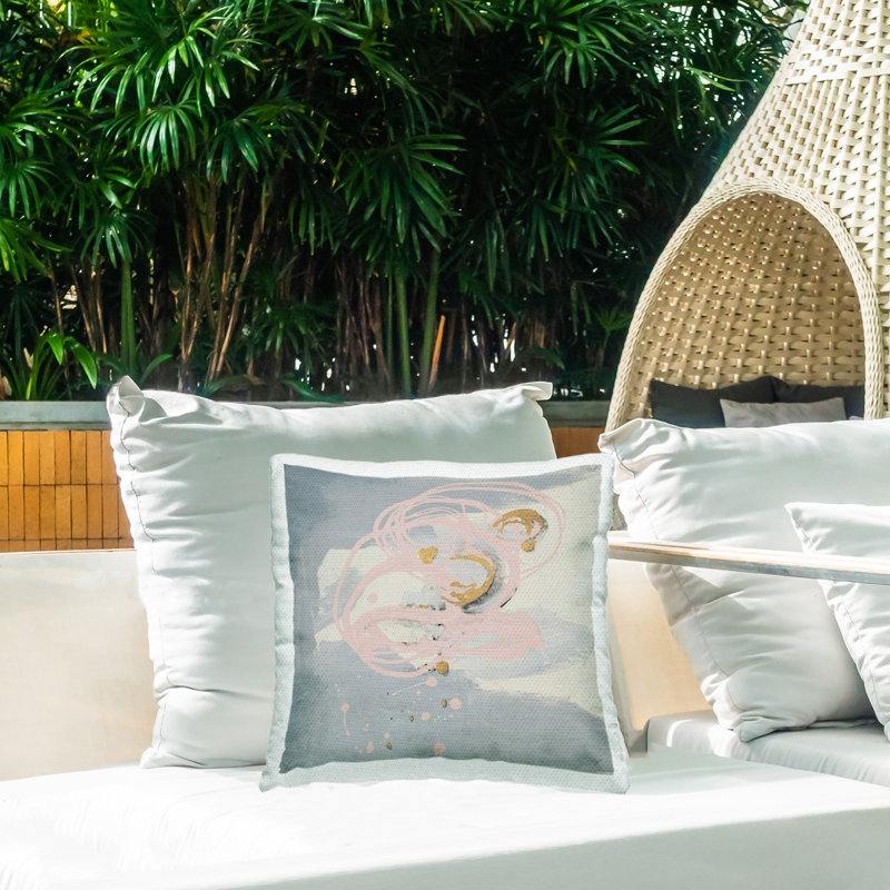 Coussin décoratif gris et rose à imprimé tourbillon par Patricia Pinto