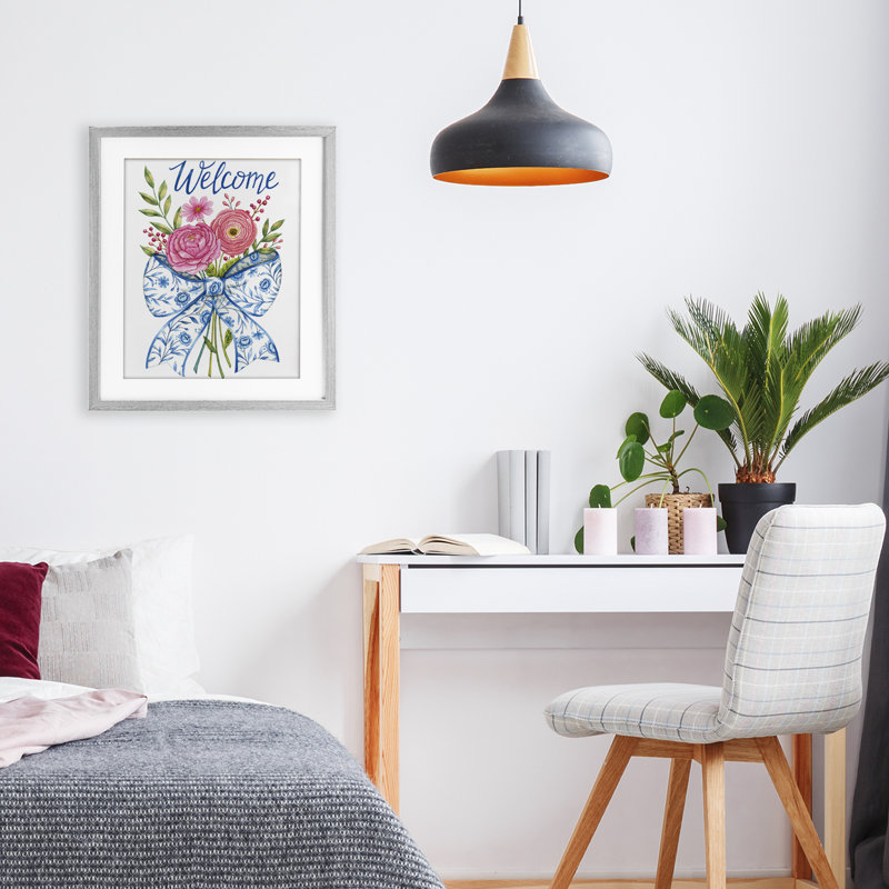 «Bow & Flowers Welcome», reproduction encadrée sous verre, conception de Deb Strain, H 16 po x l 13 po, Cadre de ferme gris
