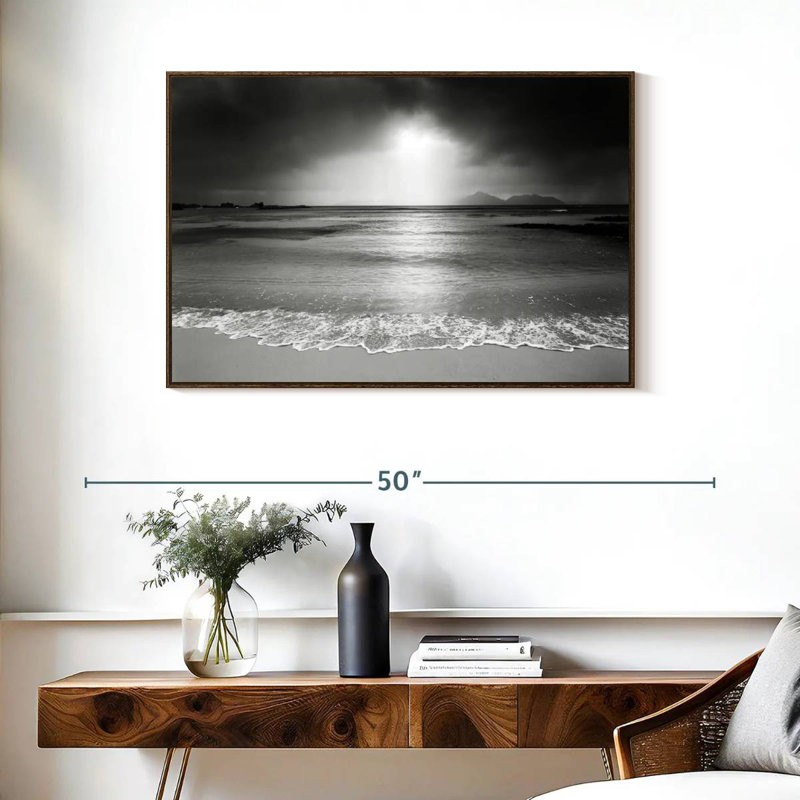 Plage noire et blanche, 37 po x 25 po, Cadre flottant en noyer