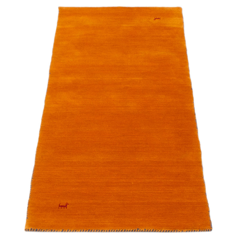 Les tapis Gabbeh sont fabriqués à la main avec des poils très hauts et des motifs très simples et stylisés.