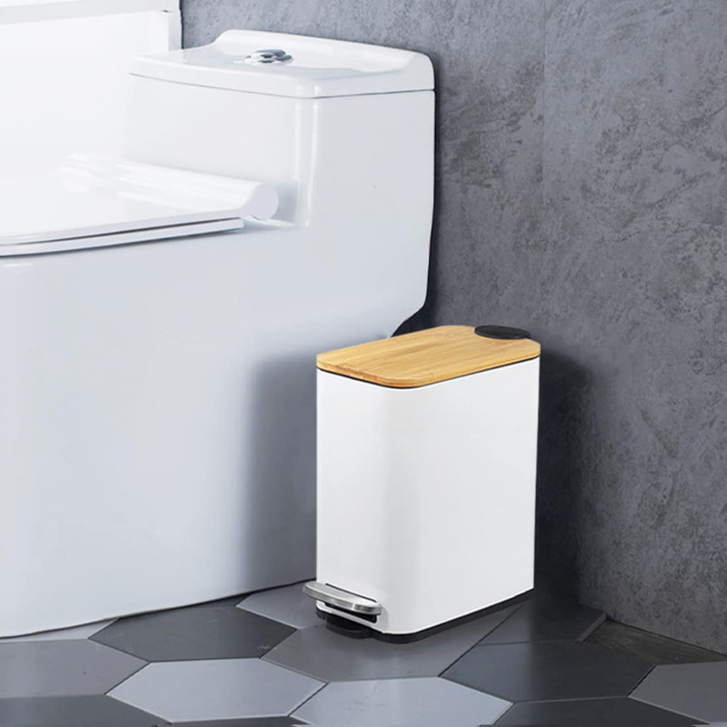 Poubelle de salle de bain avec couvercle en bambou, fermeture en douceur et pédale, petite poubelle rectangulaire mince avec poubelle intérieure pour la chambre à coucher, le bureau, la cuisine, 1,3 gallon / 5 litres, blanc