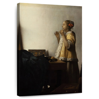 Femme Leisha avec un collier de perles