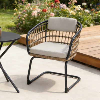 L'ensemble de 2 chaises de patio en osier est conçu pour rehausser votre patio, votre balcon ou votre jardin en un endroit confortable et élégant pour la détente et la connexion