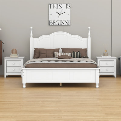 Lit plateforme en bois et deux tables de chevet