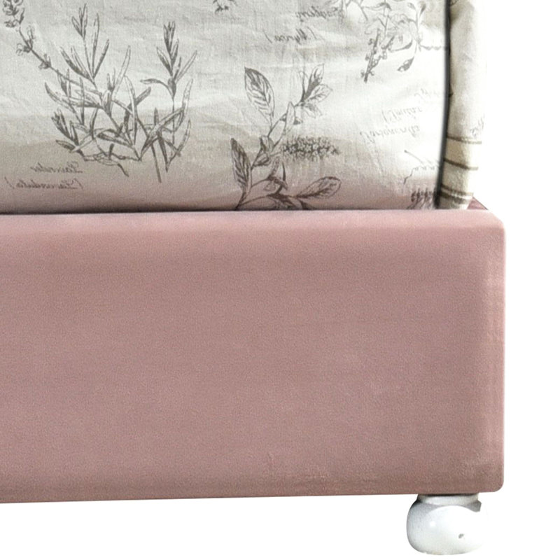 Lit simple tapissier rose avec lignes élégantes et structure en bois avec tête de lit arquée à 13 lattes